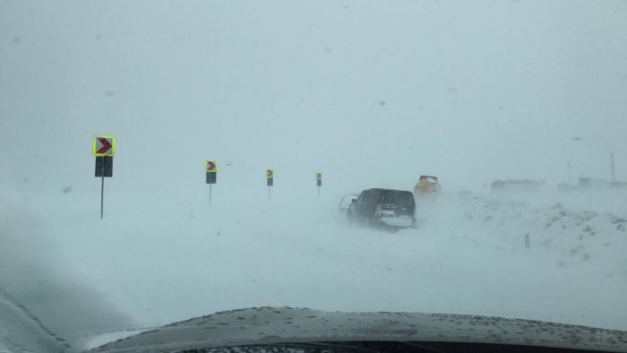 (foto) Moldoveni, blocați în mașini în regiunea localității Huși din România (foto) Moldoveni, blocați în mașini în regiunea localității Huși din România
