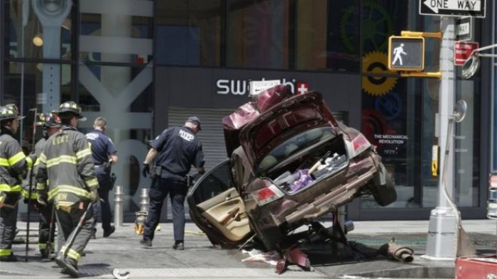 (foto) O mașină a intrat în plin într-un grup de pietoni, la New York: Cel puţin un mort şi 12 răniţi (foto) O mașină a intrat în plin într-un grup de pietoni, la New York: Cel puţin un mort şi 12 răniţi