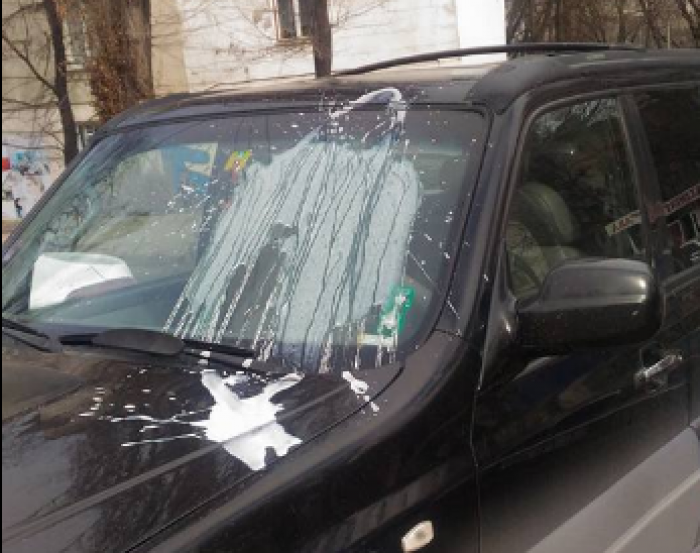 (foto) Pietonii își exprimă nemulțumirea. Au vărsat chefir peste parbrizul unui automobil parcat neregulamentar (foto) Pietonii își exprimă nemulțumirea. Au vărsat chefir peste parbrizul unui automobil parcat neregulamentar