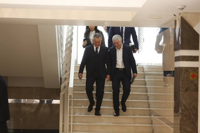 (foto/video) Plahotniuc și „barsetka”, „la shopping” în Parlament. Au plecat mulțumiți de achiziția celor 14 transfugi comuniști (foto/video) Plahotniuc și „barsetka”, „la shopping” în Parlament. Au plecat mulțumiți de achiziția celor 14 transfugi comuniști