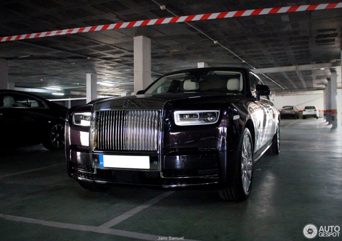 (foto) Primul Rolls-Royce Phantom de generaţie nouă, surprins înmatriculat într-o parcare din Spania (foto) Primul Rolls-Royce Phantom de generaţie nouă, surprins înmatriculat într-o parcare din Spania