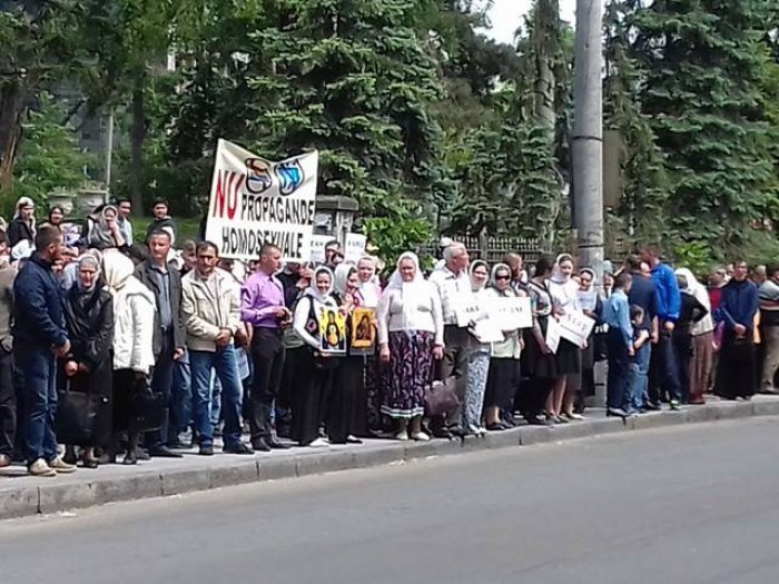 (foto) Protest în centru capitalei față de marșul „Fără Frică”; Zeci de oameni și preoți stau cu icoane în mâini (foto) Protest în centru capitalei față de marșul „Fără Frică”; Zeci de oameni și preoți stau cu icoane în mâini