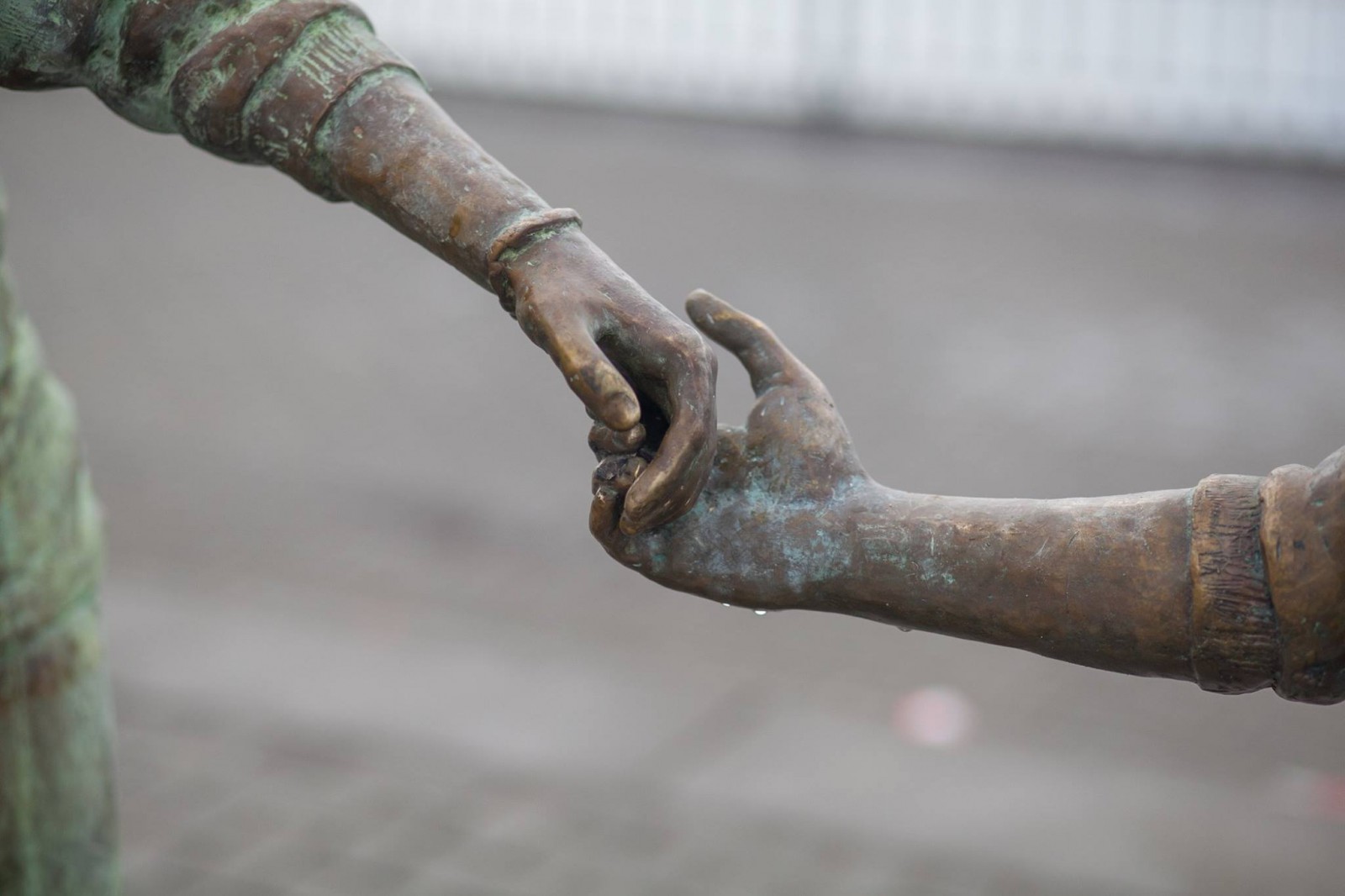 Te privesc în ochi. O nouă sculptură a apărut în Valea Morilor