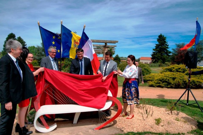 (foto) O bancă creată de designerul moldovean, Mihai Stamati, a ajuns să fie simbolul dragostei într-un oraș din Franța (foto) O bancă creată de designerul moldovean, Mihai Stamati, a ajuns să fie simbolul dragostei într-un oraș din Franța