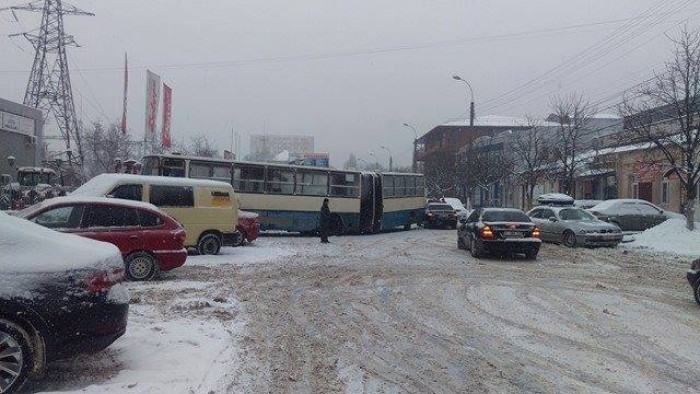 (foto) Un autobuz de linie din Chişinău a zgâriat urât un sedan de lux (foto) Un autobuz de linie din Chişinău a zgâriat urât un sedan de lux