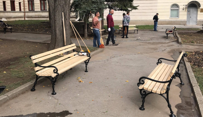 (foto) Mobilizare în scuarul Ghibu: Activiștii civici instalează bănci și fac curățenie (foto) Mobilizare în scuarul Ghibu: Activiștii civici instalează bănci și fac curățenie