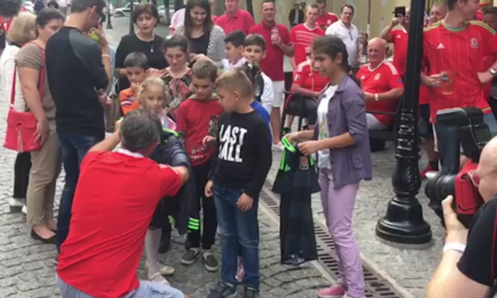 (foto/video) Gest frumos din partea fanilor galezi sosiți la Chișinău: au donat bunuri în valoare de 1000 de lire unui centru pentru reabilitare a copiilor (foto/video) Gest frumos din partea fanilor galezi sosiți la Chișinău: au donat bunuri în valoare de 1000 de lire unui centru pentru reabilitare a copiilor