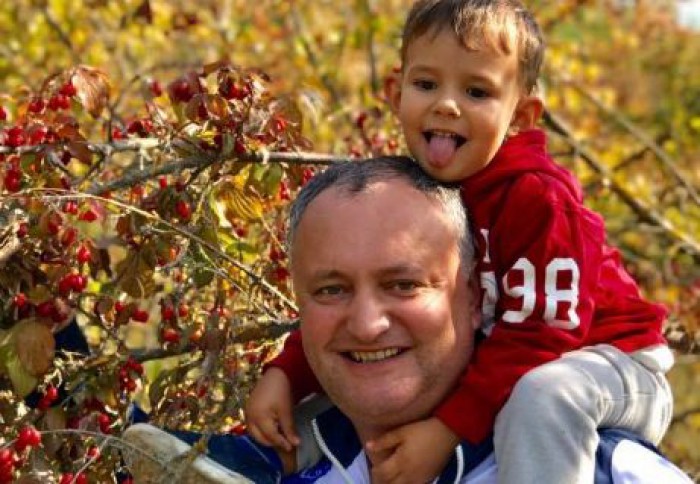 (foto/video) Igor Dodon, la cules coarne cu mezinul (foto/video) Igor Dodon, la cules coarne cu mezinul