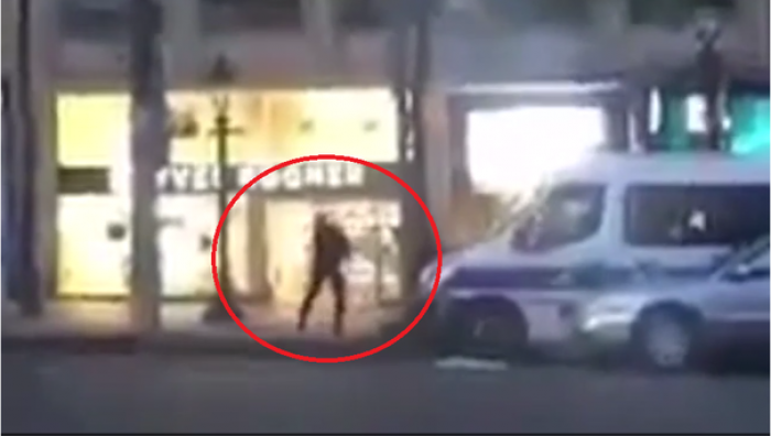 (foto/video) Momentul în care atacatorul din Paris a fost împuşcat, surprins de un martor (foto/video) Momentul în care atacatorul din Paris a fost împuşcat, surprins de un martor