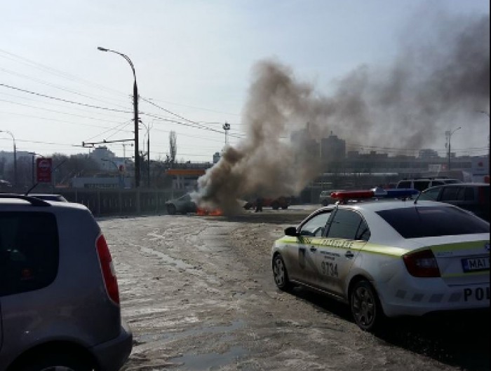 (foto/video) O mașină a luat foc într-o parcare la o bază de construcție din capitală (foto/video) O mașină a luat foc într-o parcare la o bază de construcție din capitală