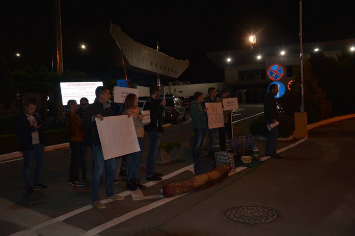 (foto/video) „Sluga rușilor”: Igor Dodon, întâmpinat cu proteste pe Aeroportul din Chișinău (foto/video) „Sluga rușilor”: Igor Dodon, întâmpinat cu proteste pe Aeroportul din Chișinău