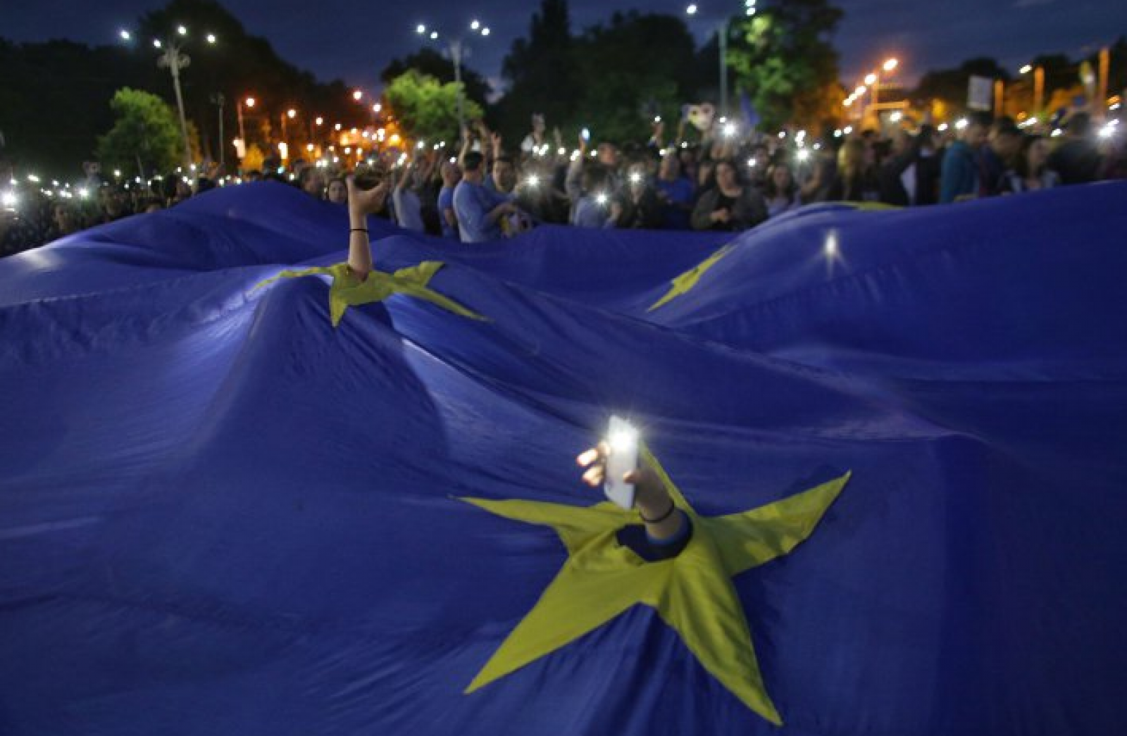 (foto) „Vrem Europa, nu dictatură”. Românii au ieșit în stradă pentru a protesta