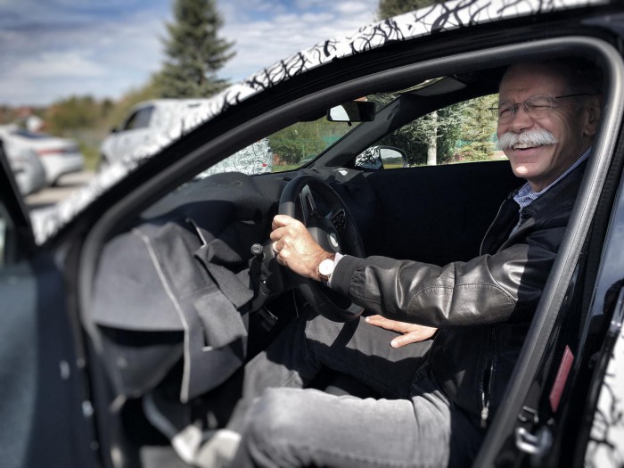 (foto) Şeful Daimler s-a fotografiat alături de noul A-Class şi a făcut imaginile publice (foto) Şeful Daimler s-a fotografiat alături de noul A-Class şi a făcut imaginile publice