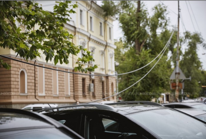 (galerie foto) Chișinău, capitala cablurilor atârnate: Zeci de fire stau întinse pe asfalt după furtunile din ultima perioadă (galerie foto) Chișinău, capitala cablurilor atârnate: Zeci de fire stau întinse pe asfalt după furtunile din ultima perioadă