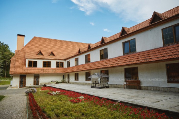 (galerie foto/video) Vila prezidențială de la Condrița: Beci plin cu bunătățuri, reparații capitale și iaz cu 600 de kg de pește (galerie foto/video) Vila prezidențială de la Condrița: Beci plin cu bunătățuri, reparații capitale și iaz cu 600 de kg de pește