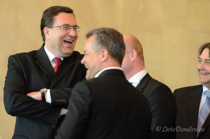 Ghimpu: „Sabia ridicată de Filat asupra lui Plahotniuc acum este în mâinile PD” Ghimpu: „Sabia ridicată de Filat asupra lui Plahotniuc acum este în mâinile PD”