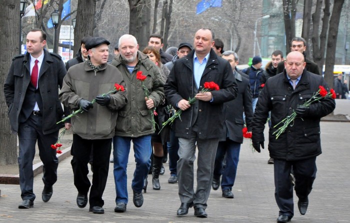 Igor Dodon, cu garoafe pentru Mihai Eminescu Igor Dodon, cu garoafe pentru Mihai Eminescu