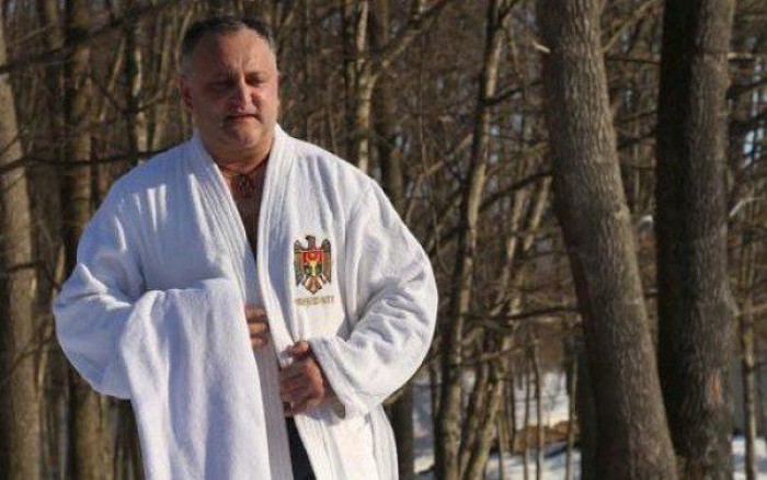 (video) Igor Dodon e gata să dăruiască halatul prezidențial: A fost un cadou din partea unei rude apropiate, dar îl dăruiesc (video) Igor Dodon e gata să dăruiască halatul prezidențial: A fost un cadou din partea unei rude apropiate, dar îl dăruiesc