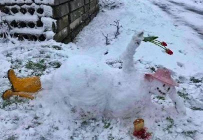 Imaginea zilei. Cu flori în mână și ouă roșii: Cum arată un om de zăpadă în aprilie Imaginea zilei. Cu flori în mână și ouă roșii: Cum arată un om de zăpadă în aprilie