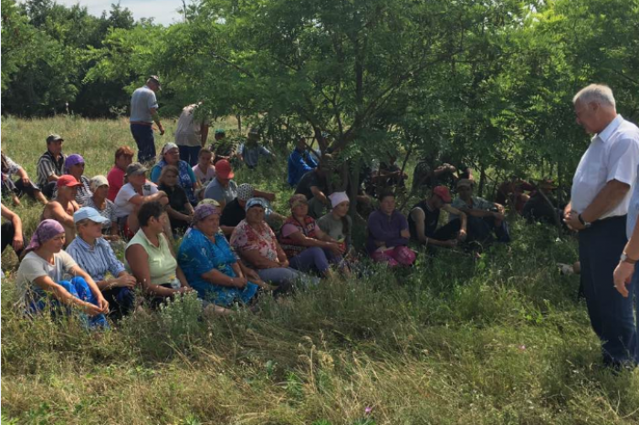 Imaginea zilei. Diacov, la întâlnire cu muncitorii în câmp: Am vorbit despre reforma în sănătate și a codului electoral Imaginea zilei. Diacov, la întâlnire cu muncitorii în câmp: Am vorbit despre reforma în sănătate și a codului electoral