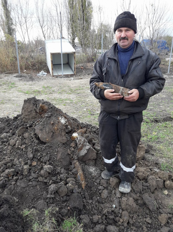Un bărbat s-a fotografiat cum ține în mână o mină de pe vremea războiului