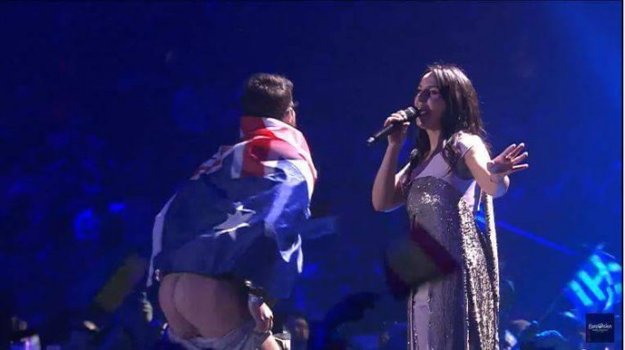 (video) Imaginea zilei la Eurovision 2017. În timp ce Jamala evolua, un bărbat și-a arătat posteriorul pe scenă (video) Imaginea zilei la Eurovision 2017. În timp ce Jamala evolua, un bărbat și-a arătat posteriorul pe scenă