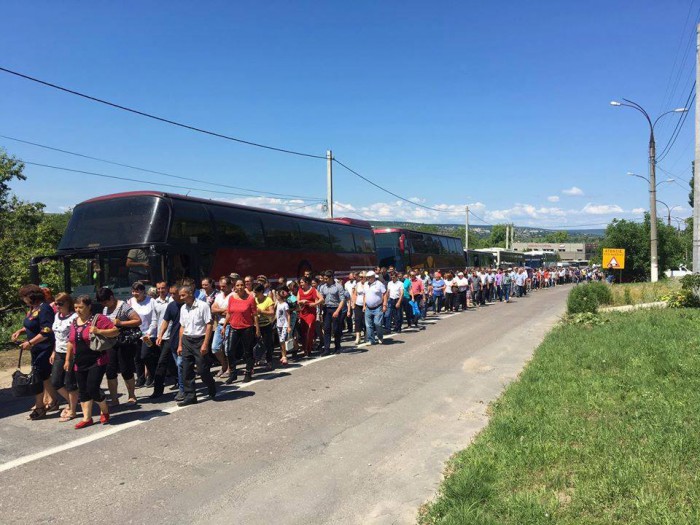 Imaginea zilei: Protestarii de la Ialoveni, duși „cuminți”, în linie dreaptă, spre autocare Imaginea zilei: Protestarii de la Ialoveni, duși „cuminți”, în linie dreaptă, spre autocare
