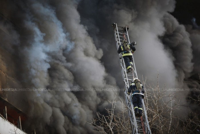 Incendiu în capitală. Un apartament cu două camere a fost făcut scrum Incendiu în capitală. Un apartament cu două camere a fost făcut scrum