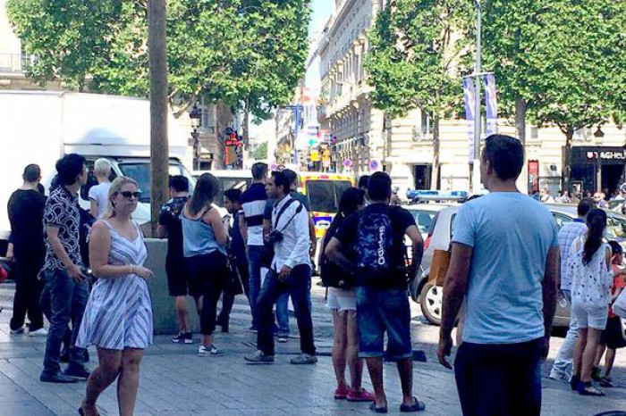 Incident de securitate în centrul Parisului. Vehicul al Jandarmeriei, lovit aparent intenţionat cu o maşină Incident de securitate în centrul Parisului. Vehicul al Jandarmeriei, lovit aparent intenţionat cu o maşină