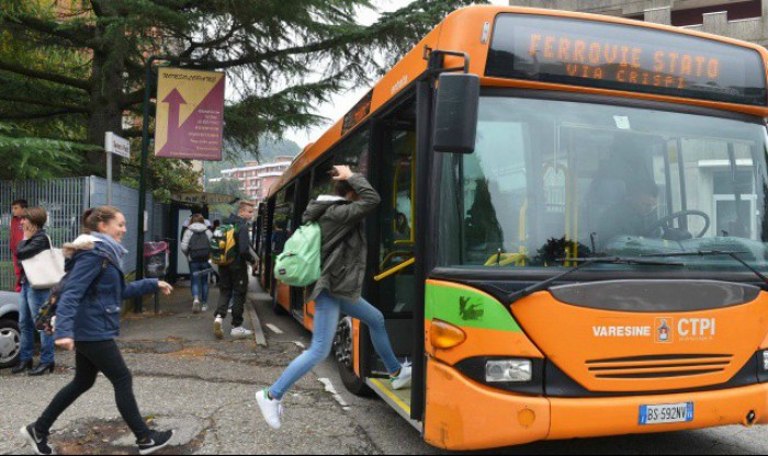 Italia: Un moldovean a urcat beat la volan și a lovit un autobuz școlar Italia: Un moldovean a urcat beat la volan și a lovit un autobuz școlar