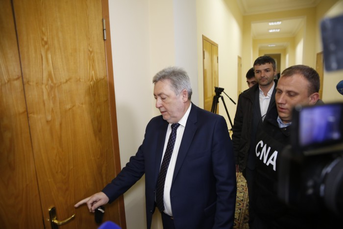 (video/update) Viceprimarul a fost escortat la CNA. Nistor Grozavu: Nu am ce comenta, o să clarific chestia asta (video/update) Viceprimarul a fost escortat la CNA. Nistor Grozavu: Nu am ce comenta, o să clarific chestia asta