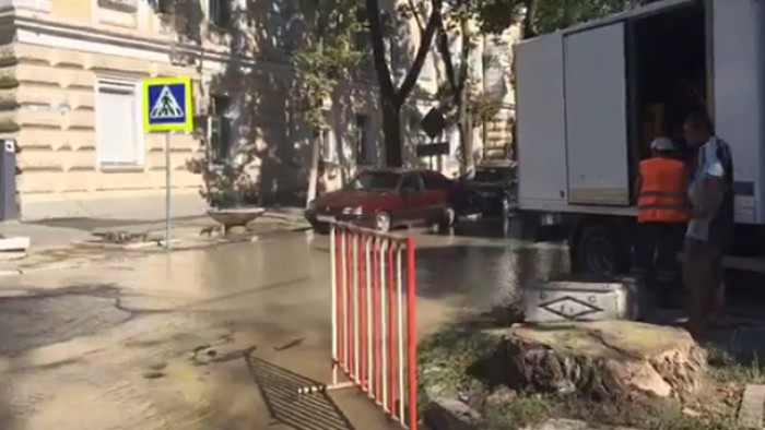 Live din centrul capitalei, unde s-a spart o țeavă sub presiune Live din centrul capitalei, unde s-a spart o țeavă sub presiune