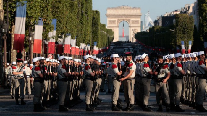 (live) Imagini de pe Champs-Elysees de Ziua Franței. Emmanuel Macron şi Donald Trump, la parada militară de Ziua Franţei (live) Imagini de pe Champs-Elysees de Ziua Franței. Emmanuel Macron şi Donald Trump, la parada militară de Ziua Franţei