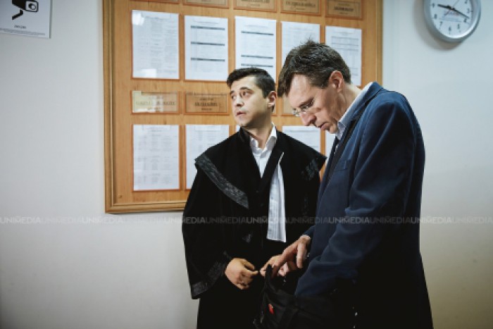 (video) Declarațiile lui Dorin Chirtoacă după ședința de judecată: Demnitatea nu-mi permite să cobor la nivelul de a mă transforma în fugar sau altceva (video) Declarațiile lui Dorin Chirtoacă după ședința de judecată: Demnitatea nu-mi permite să cobor la nivelul de a mă transforma în fugar sau altceva