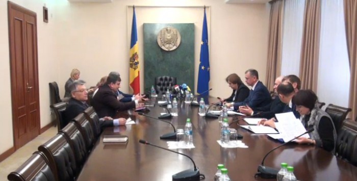(video) Reprezentanții situațiilor excepționale se pregătesc să acționeze în situații de urgență. Mai multe drumuri naționale sunt blocate și se circulă cu dificultate (video) Reprezentanții situațiilor excepționale se pregătesc să acționeze în situații de urgență. Mai multe drumuri naționale sunt blocate și se circulă cu dificultate