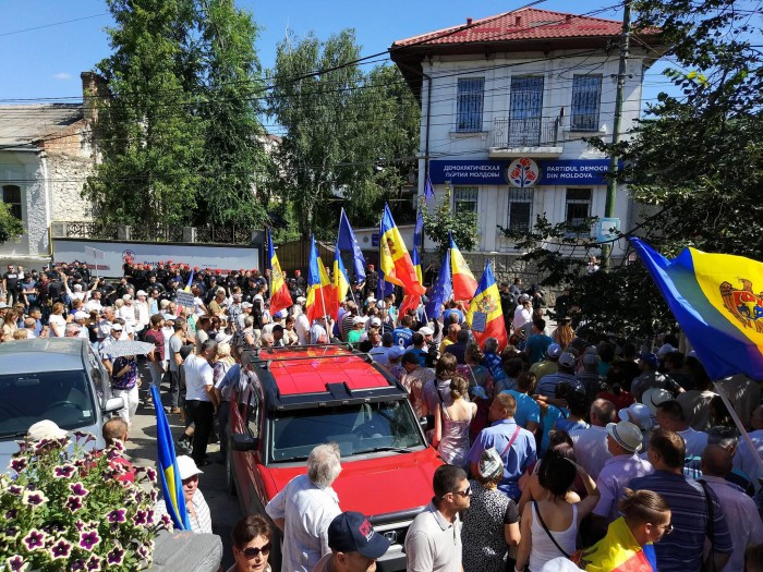 (video) Un nou protest față de modificarea sistemului electoral: Oamenii au scandat „PD-PSRM, aceeași mafie” și „Nu votul mixt” (video) Un nou protest față de modificarea sistemului electoral: Oamenii au scandat „PD-PSRM, aceeași mafie” și „Nu votul mixt”