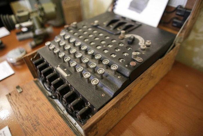 Mașina de criptat „Enigma I”, folosită de naziști, cumpărată cu 100 de euro și vândută cu 45.000, în România Mașina de criptat „Enigma I”, folosită de naziști, cumpărată cu 100 de euro și vândută cu 45.000, în România
