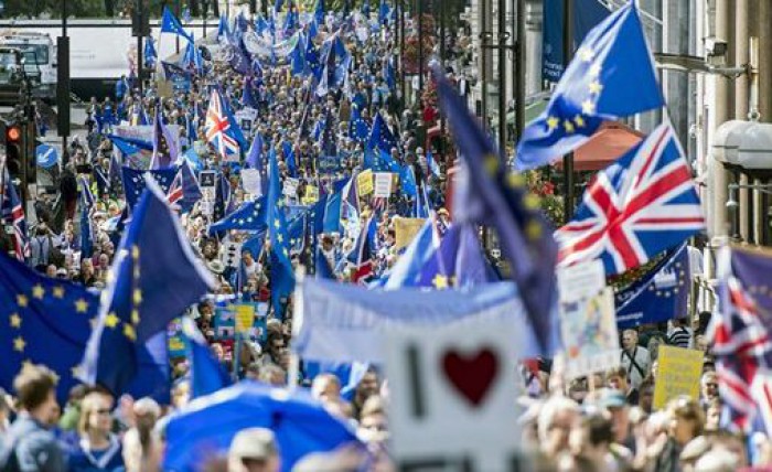 Mii de persoane au manifestat la Londra împotriva Brexit-ului Mii de persoane au manifestat la Londra împotriva Brexit-ului