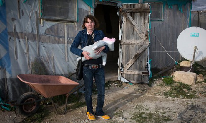 Mii de românce, printre care și moldovence, sclave în fermele din Italia: În Moldova salariul este de 200 de euro. Aici poţi face mult mai mult, chiar dacă suferi Mii de românce, printre care și moldovence, sclave în fermele din Italia: În Moldova salariul este de 200 de euro. Aici poţi face mult mai mult, chiar dacă suferi