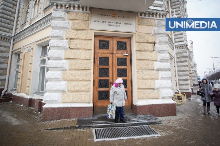 „Nisip de aur” și lopeți la preț dublu - așa se pregătesc de iarnă la Primăria Chișinău
