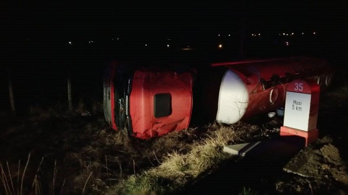 O cisternă din Republica Moldova, cu 32 de tone de motorină, s-a răsturnat în România O cisternă din Republica Moldova, cu 32 de tone de motorină, s-a răsturnat în România