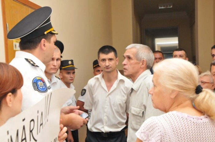 Oleg Brega și Maia Laguta ar putea fi interziși la Primăria Chișinău