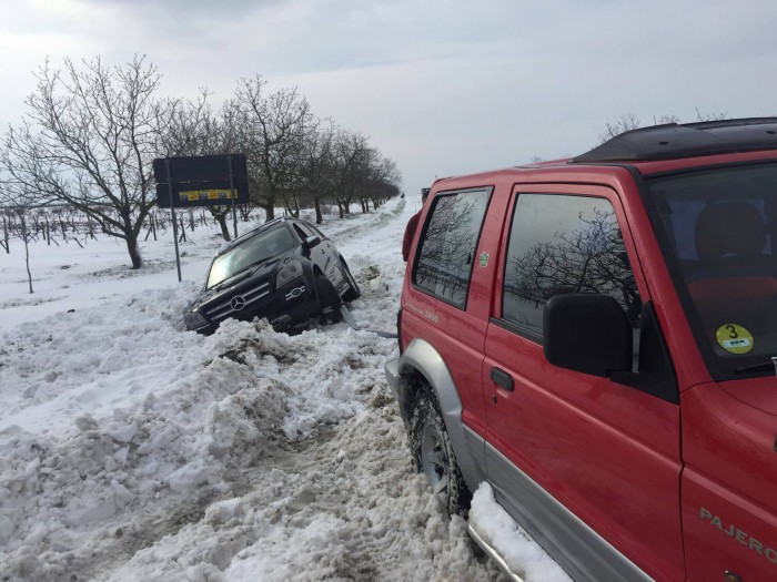 Operaţiune văzută cu drona. AutoBlog.MD şi Terra Valahia scoate un Mercedes GL din nămeţi Operaţiune văzută cu drona. AutoBlog.MD şi Terra Valahia scoate un Mercedes GL din nămeţi