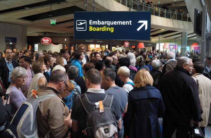 Pasagerii riscă să stea până la patru ore, la cozi de aşteptare, în aeroporturi din Europa. De ce sunt întârziate zborurile Pasagerii riscă să stea până la patru ore, la cozi de aşteptare, în aeroporturi din Europa. De ce sunt întârziate zborurile