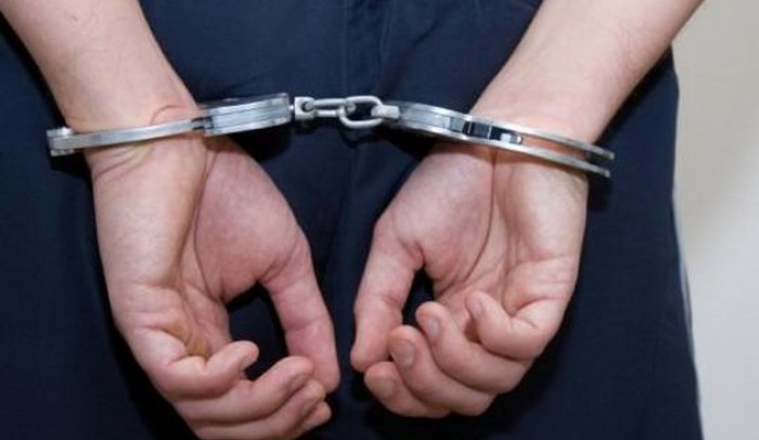 Pătrundeau în locuințe și atacau proprietarii cu bâte, pistoale și cuțite. Membrii unei grupări criminale riscă până la 10 ani de pușcărie Pătrundeau în locuințe și atacau proprietarii cu bâte, pistoale și cuțite. Membrii unei grupări criminale riscă până la 10 ani de pușcărie