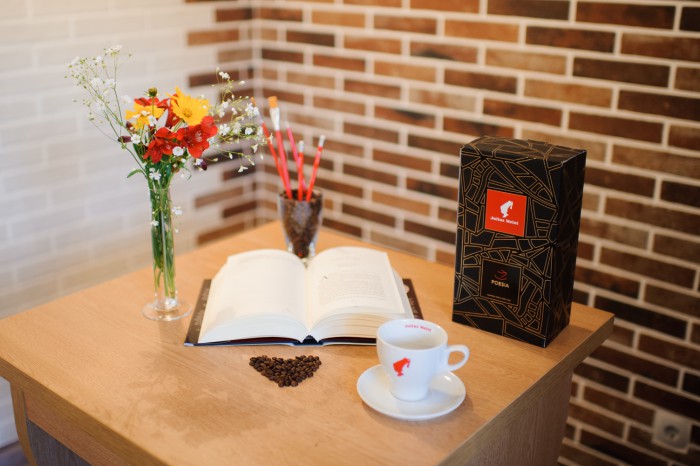 Pe 21 martie, de Ziua Internațională a Poeziei, la librăria Bestseller din Chișinău plătești cafeaua cu o poezie Pe 21 martie, de Ziua Internațională a Poeziei, la librăria Bestseller din Chișinău plătești cafeaua cu o poezie