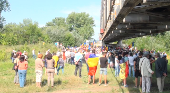 Live: Eveniment emoționant la Ungheni. Mii de oameni au reconstituit Podul de Flori Live: Eveniment emoționant la Ungheni. Mii de oameni au reconstituit Podul de Flori