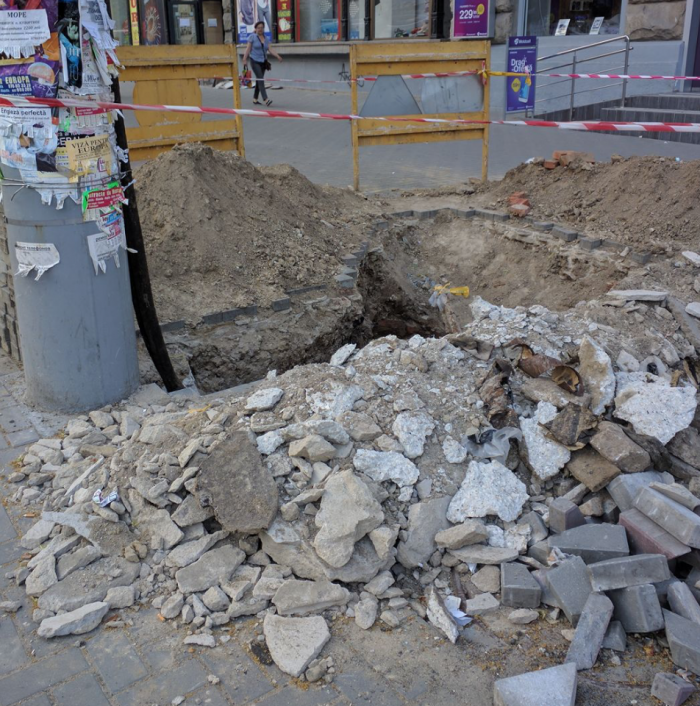 (imaginea zilei) „Au uitat ceva să mai tragă”! Abia reparat, trotuarul din fața magazinului Sport a fost spart din nou (imaginea zilei) „Au uitat ceva să mai tragă”! Abia reparat, trotuarul din fața magazinului Sport a fost spart din nou
