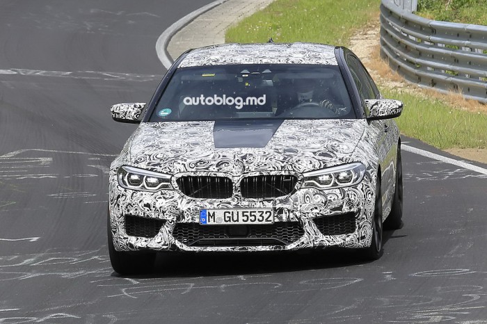 Poze spion şi video: Noul BMW M5, condus extrem de un pilot în cască Poze spion şi video: Noul BMW M5, condus extrem de un pilot în cască