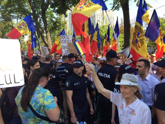 Presa română: Tulburări la Chișinău. Schimbarea sistemului electoral a fost votată de Parlament, oamenii au ieșit în stradă Presa română: Tulburări la Chișinău. Schimbarea sistemului electoral a fost votată de Parlament, oamenii au ieșit în stradă